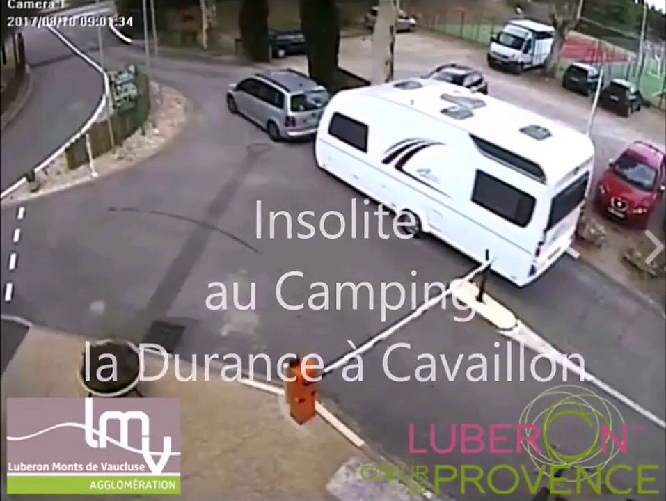 Une caravane se détache et va se garer toute se...