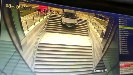 Oups ! Cette automobiliste pensait entrer dans un parking... mais c'est une entrée d'immeuble !