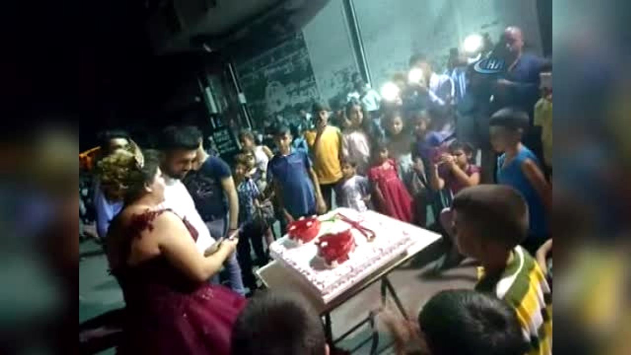 Çocuklar, Düğün Pastasını Devirdi