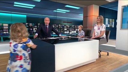 Une fillette vole la vedette du présentateur télé... en grimpant sur son bureau !