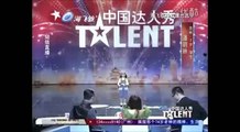 Appréhension Chinois le plus mignon fille eu petit sur casserole chanter chinas talent yue lin