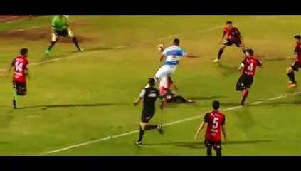 Il se sacrifie pour empêcher un but et en ressort avec plusieurs fractures