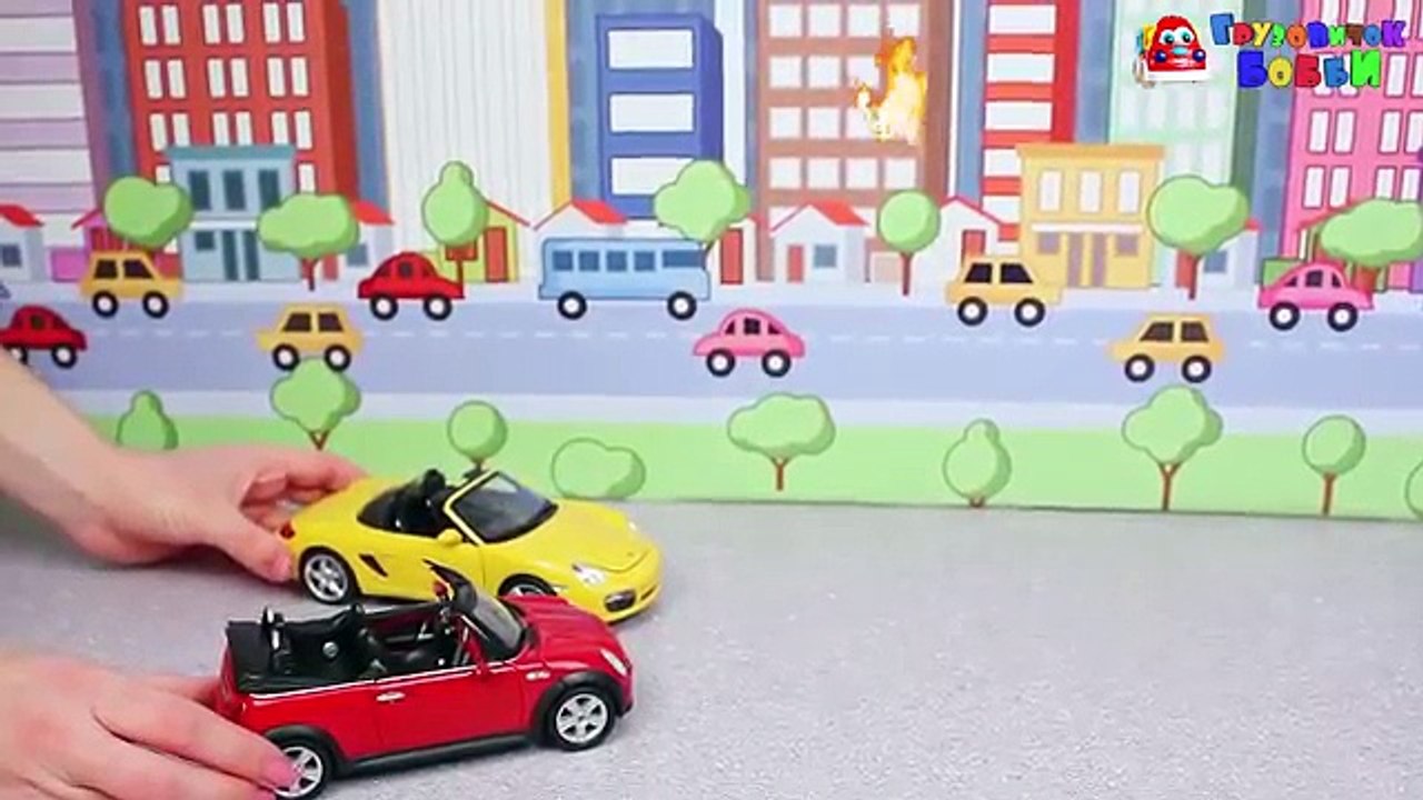 Camión de bomberos al servicio de transporte escolar de dibujos animados sobre un coche de policía se desarrolla m