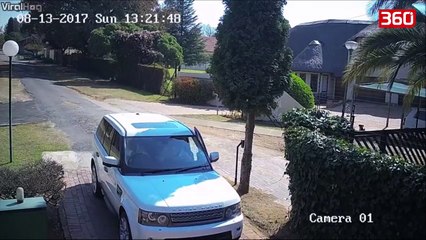 Tentuan ta grabisnin ne deren e shtepise, shikoni reagimin e pronarit (360video)