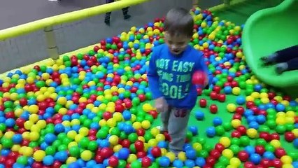 Indoor playground for kids with big slider and pool balls. Ball pit și loc de joaca pentru