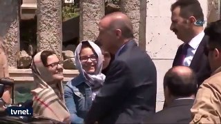 Erdoğan kabir ziyareti çıkışında başörtülü polisle sohbet etti