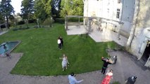 Une jeune femme tombe dans une fontaine en faisant une grimace à un drone