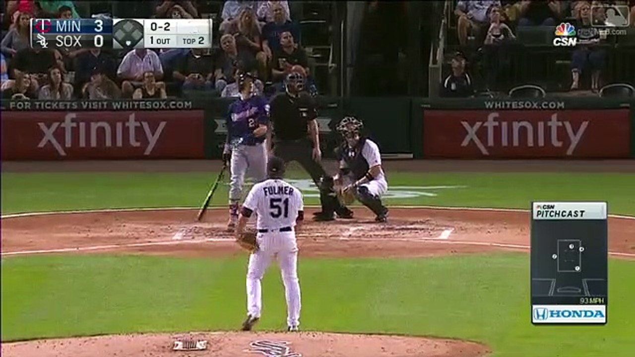 Une femme arrache une balle de baseball des mains d’un adolescent