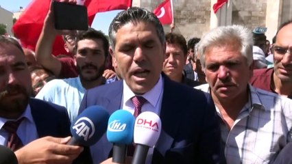 Haberi Alan Dışarıya Koştu: Halk Şükür Namazı Kıldı