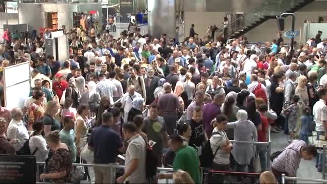 Atatürk Havalimanı'nda Bayram Yoğunluğu Başladı