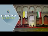 Momento justo en que entonan los himnos de México y El Vaticano en Palacio Nacional