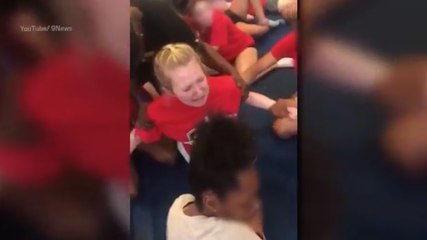 Une pom-pom girl forcée de faire le grand écart