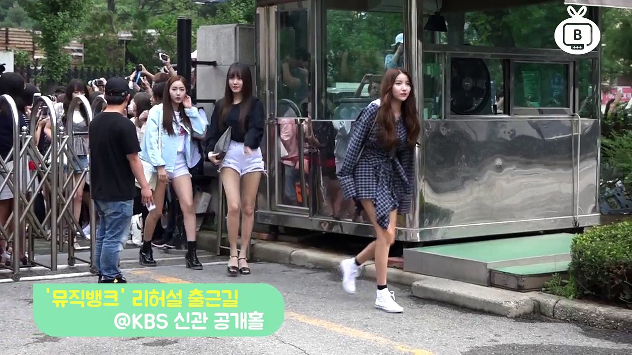 [Z영상] 여자친구, 아침에 봐도 상큼한 갓자친구(뮤뱅 출근길)