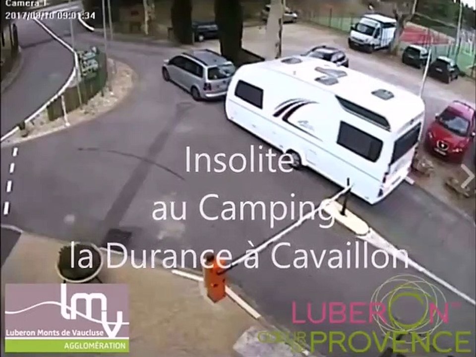 Une caravane détaché se gare toute seule sur un parking !