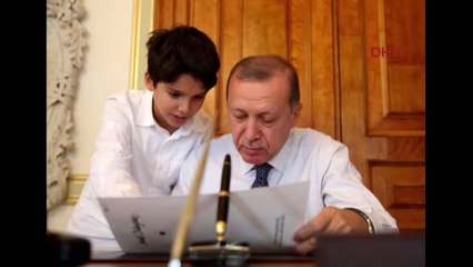 Cumhurbaşkanı Erdoğan Torunu ile Çekildiği Fotoğrafları "Bugünkü Mesai Arkadaşım Torunum" Notuyla...