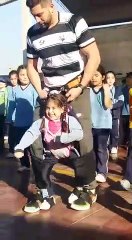 Paraguay : profesor ayuda a niña con discapacidad a participar en una coreografía