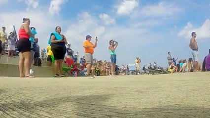 Impressionnant : un avion de chasse passe tout près du public