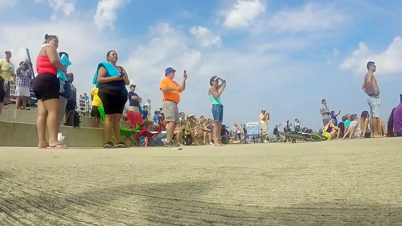 Impressionnant : un avion de chasse passe tout près du public