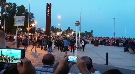 VilaWeb - Ofrena florar Mossos d'Esquadra a Cambrils