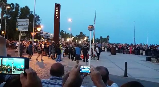 VilaWeb - Ofrena florar Mossos d'Esquadra a Cambrils