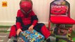 Hombre araña deshacer niño pequeño hombre araña descomprime el littleboy coches de juguete
