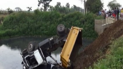 Una volqueta cayó a una alcantarilla en Babahoyo