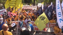 Miles de docentes paraguayos se movilizan en reclamo a un reajuste salarial