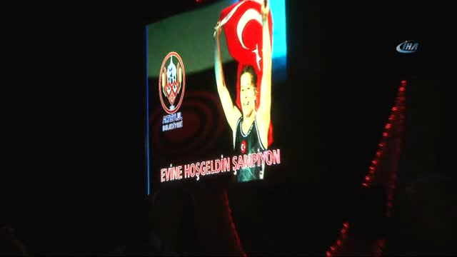 Dünya Güreş Şampiyonası'nda Altın Madalya Kazan Yasemin Adar Memleketinde Coşkuyla Karşılandı