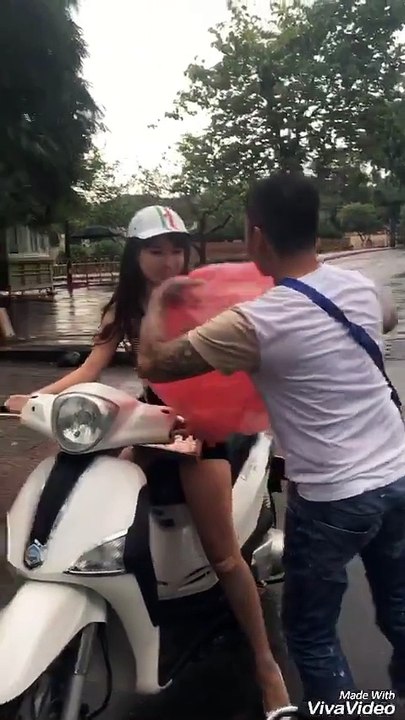 hotgirl đi Liberty trong mưa