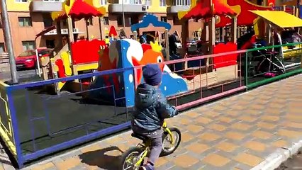 Familia divertido Niños parque jugar patio de recreo un patio de los niños nuevos Roma juega en el sitio