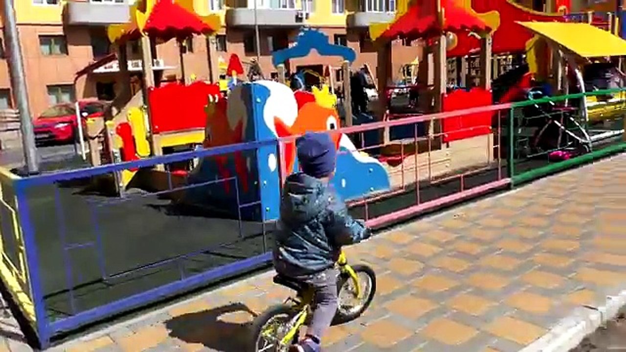 Familia divertido Niños parque jugar patio de recreo un patio de los niños nuevos Roma juega en el sitio