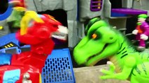 Et attaques homme chauve-souris dinosaure combats jurassique rouge-gorge transformateurs avec monde Joker t-rex