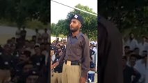 Police Man Sings A Funny Song And A Funny Clip About Nawaz Sharif Mujay Kun Nikala