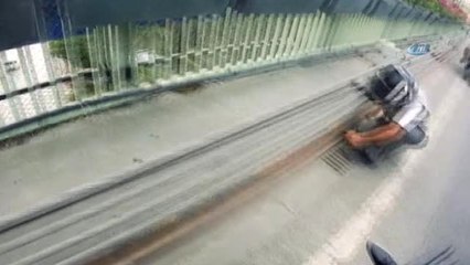 Motorcuların Kedi Kurtarma Operasyonu Kask Kamerasında