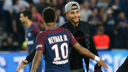Stephen Curry reunites with Neymar, takes first kick at PSG game