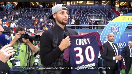 Stephen Curry au Parc des Princes pour donner le coup d'envoi de Paris SG - Saint-Etienne