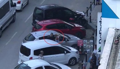 Eşini Tekme Tokat Döven Kocayı Vatandaşlar Ablukaya Aldı! O Anlar Kamerada