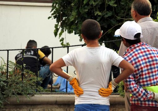 Acı Olaya Böyle Şahit Oldular! 2 Çocuk Annesi 12. Kattan Yere Çakıldı