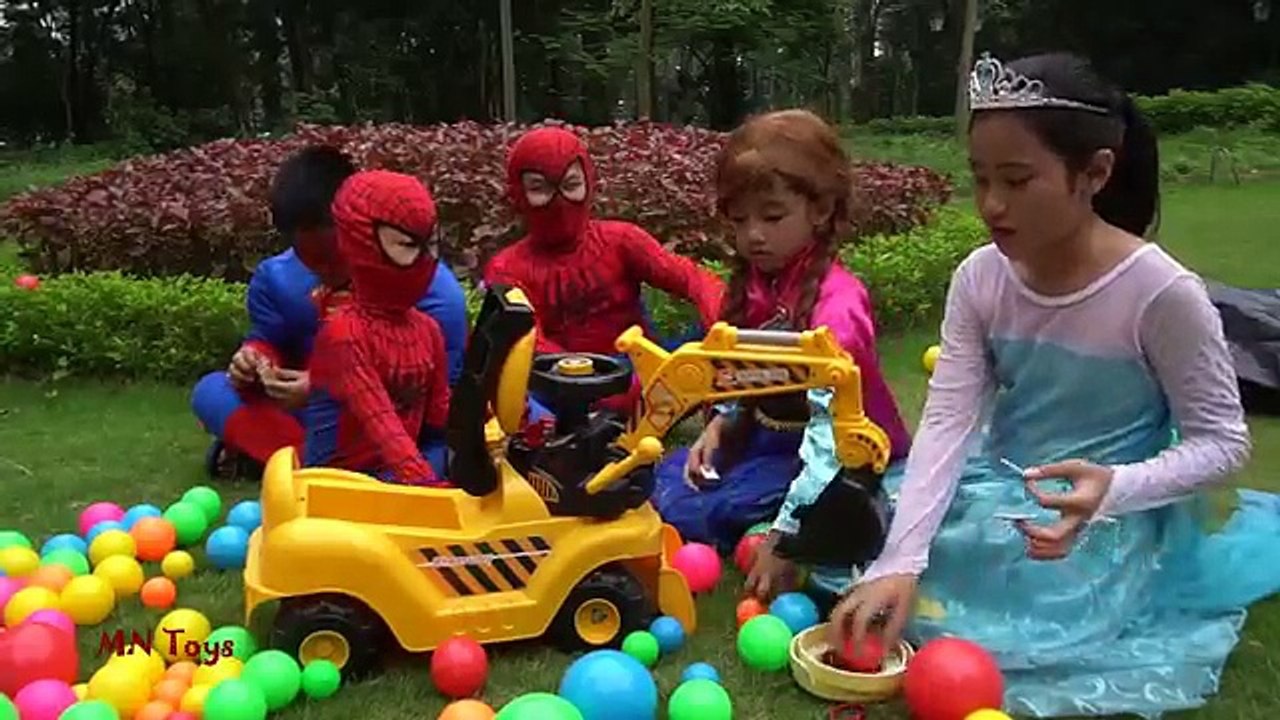 Ana bola Bahía bromista mamá pozo superhéroes elsa queen y la burbuja de spiderman vs trol