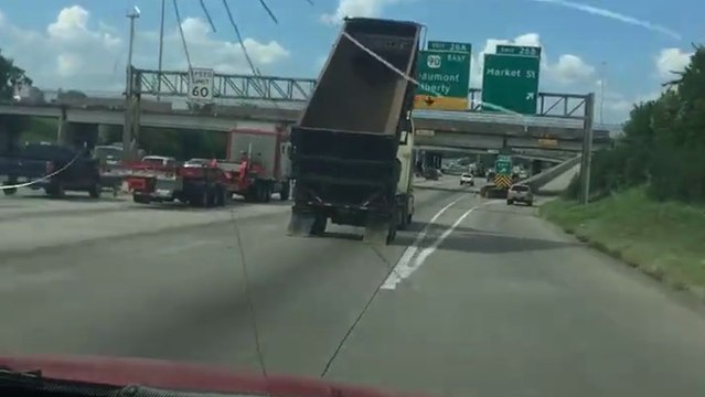 Un camion roule avec la benne levée..