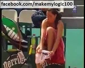 Tennis Player na sareaam apne nikkar utar di