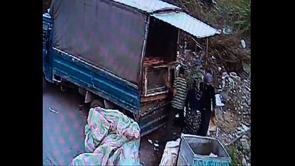 Çek çekli kadın hırsızlar sanayi esnafını canından bezdirdi