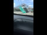 Ce camion poubelle arrache un panneau d'autoroute avec sa remorque