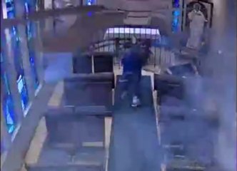 Kilisede Panik Anları Böyle Kaydedildi