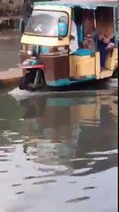 رکشہ خواتین سمیت گندے پانی میں الٹ گیا۔ ویڈیو: امجد بٹ۔ کراچی