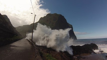 Grosses vagues à Madère à Porto da Cruz