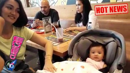 Hot News! Mudah Senyum, Putri Kecil Atiqah Hasiholan Gemas Banget - Cumicam 26 Agustus 2017