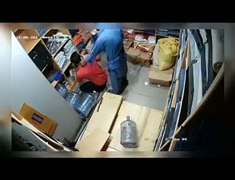 گارمنٹس شاپ کے عملے کو یرغمال بنا کر ڈکیتی کی ویڈیو دیکھیں۔ ویڈیو: ارشد علی۔ لاہور