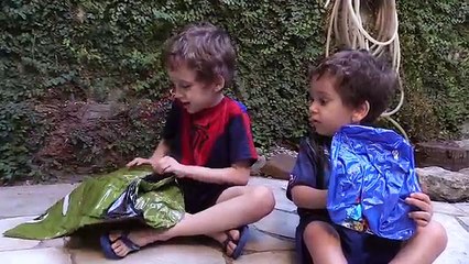 Скачать видео: Casco inflable Niños hombre araña para Inflable vs hombre araña juguetes infantil playning