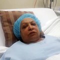 بالفيديو: أمل عباس تطمئن جمهورها على صحتها من سرير المرض
